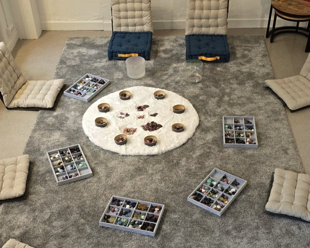 Cercle d'atelier avec pierres et coussins